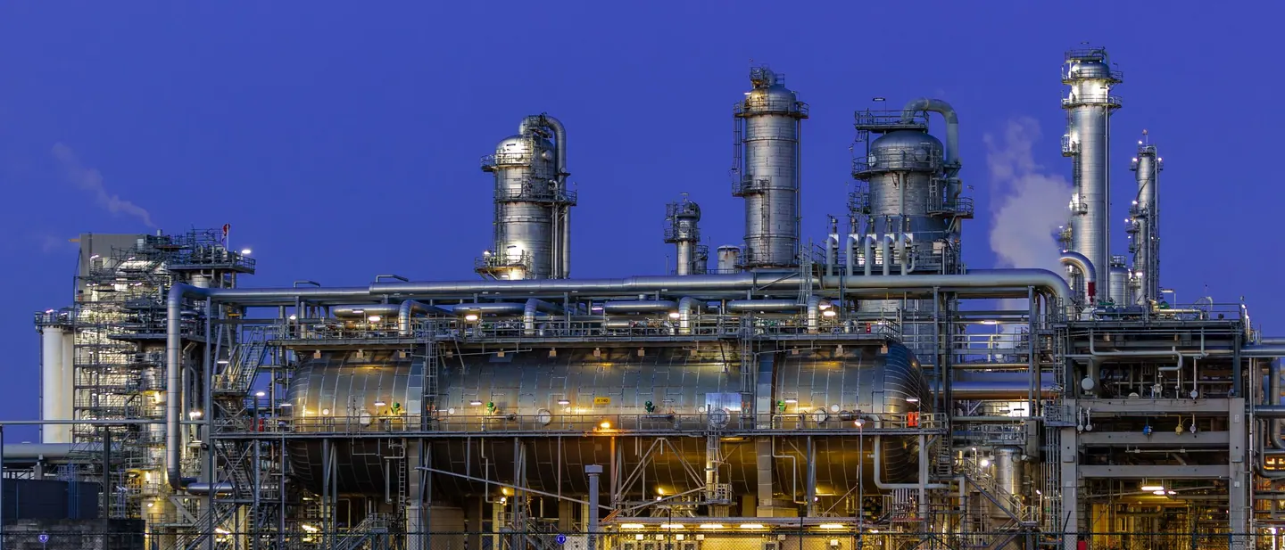 Planta petroquímica fotografiada de frente en hora azul.